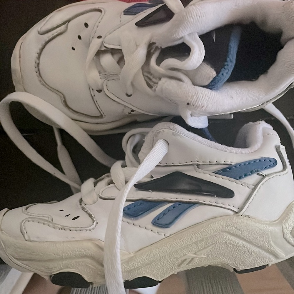 Toddler 6 Reebok classic sneakers